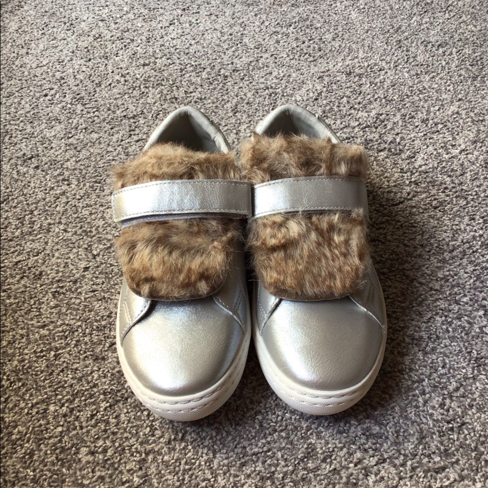 Hoo Silver Detachable Faux Fur Sneaker sz 4